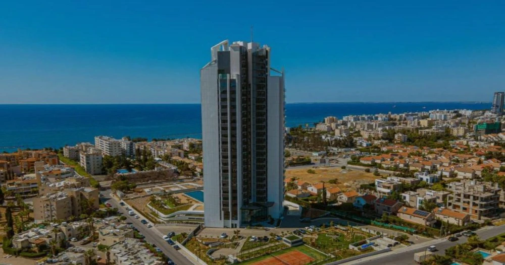 Высотная резиденция с бассейнами, теннисным кортом и подземной парковкой в 300 метрах от моря, Гермасогейя, Кипр