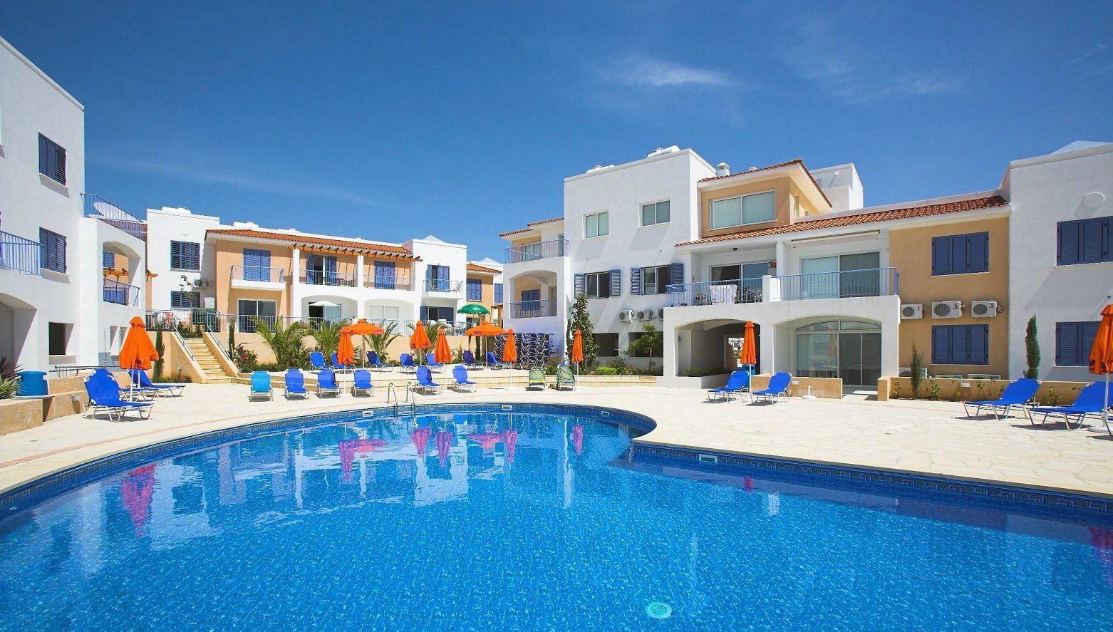 Комплекс таунхаусов с бассейном и зеленой зоной недалеко от песчаных пляжей, Пафос, Кипр