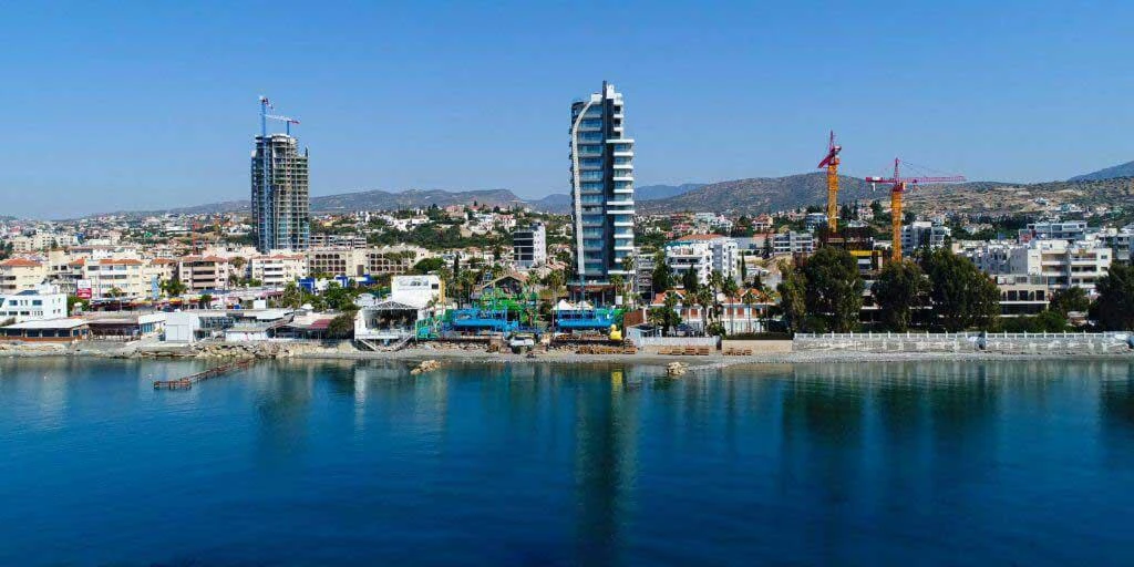 Резиденция с садом в 100 метрах от моря, Мутайяка, Кипр