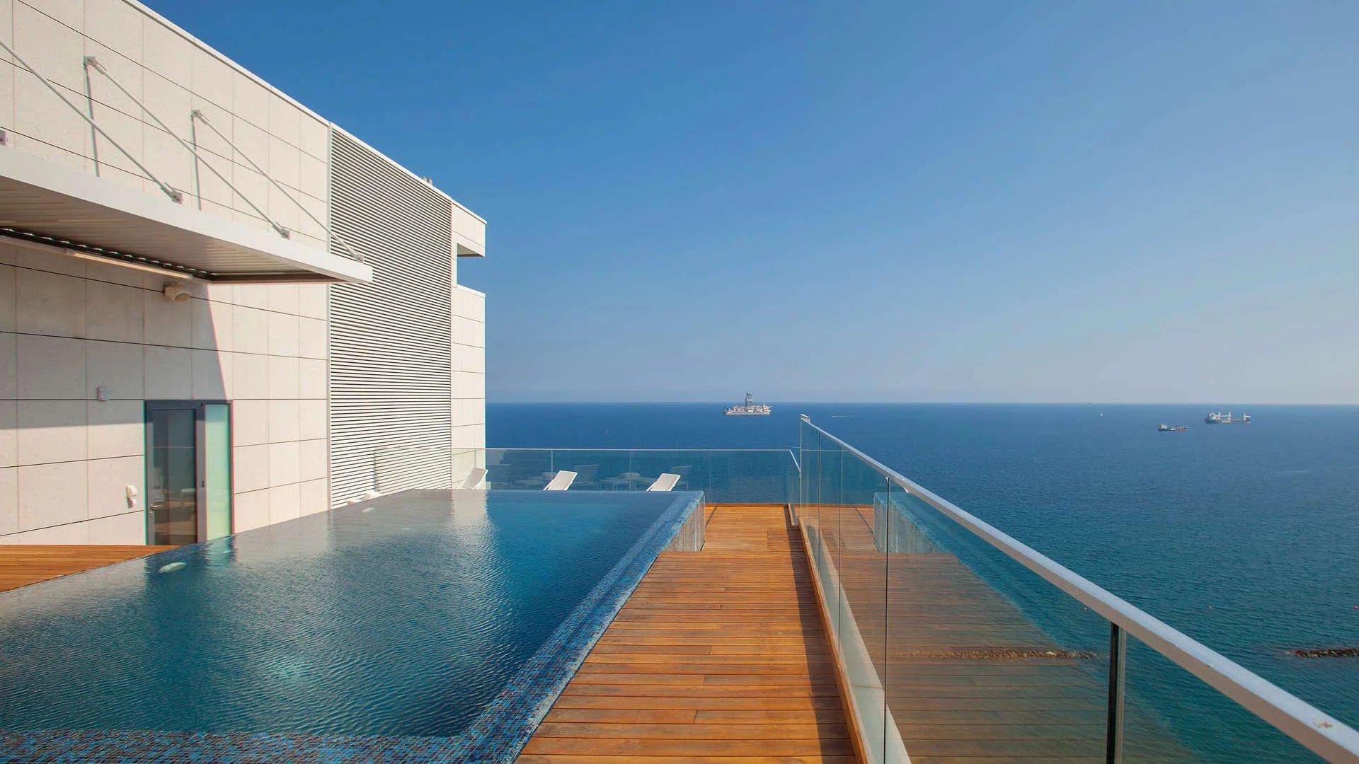 Резиденция с бассейнами и спа-центром на первой линии у моря, Лимассол, Кипр