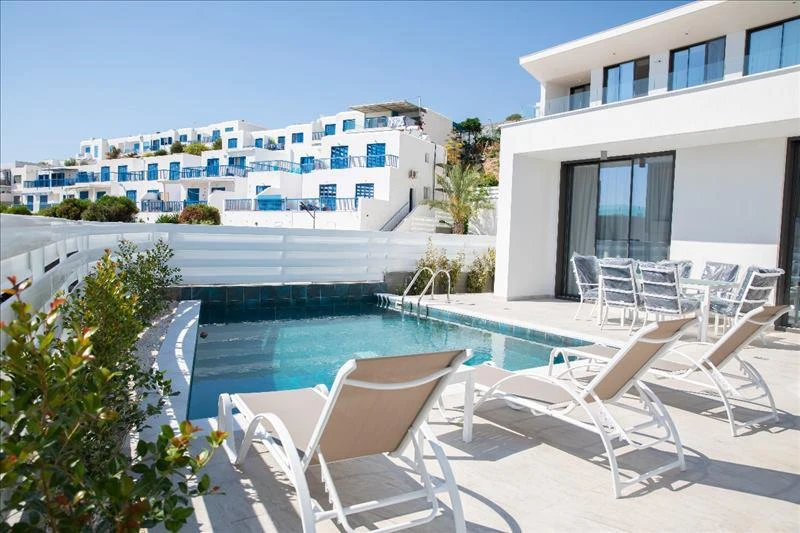 Новый комплекс вилл с бассейнами и видом на море рядом с пляжем, Хлорака, Кипр