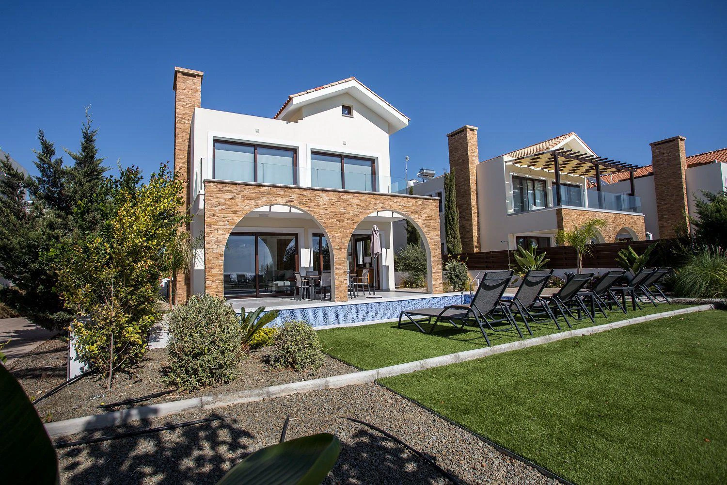 Новый комплекс вилл с бассейнами на первой линии у моря, Айя-Текла, Кипр