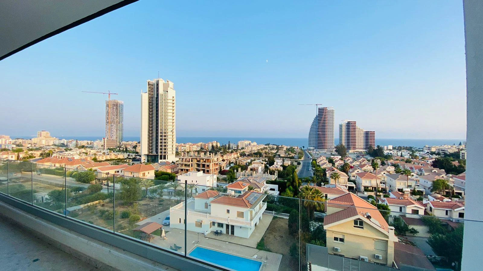 Квартиры и таунхаусы в престижном жилом комплексе всего 400 м от моря, Лимассол, Кипр