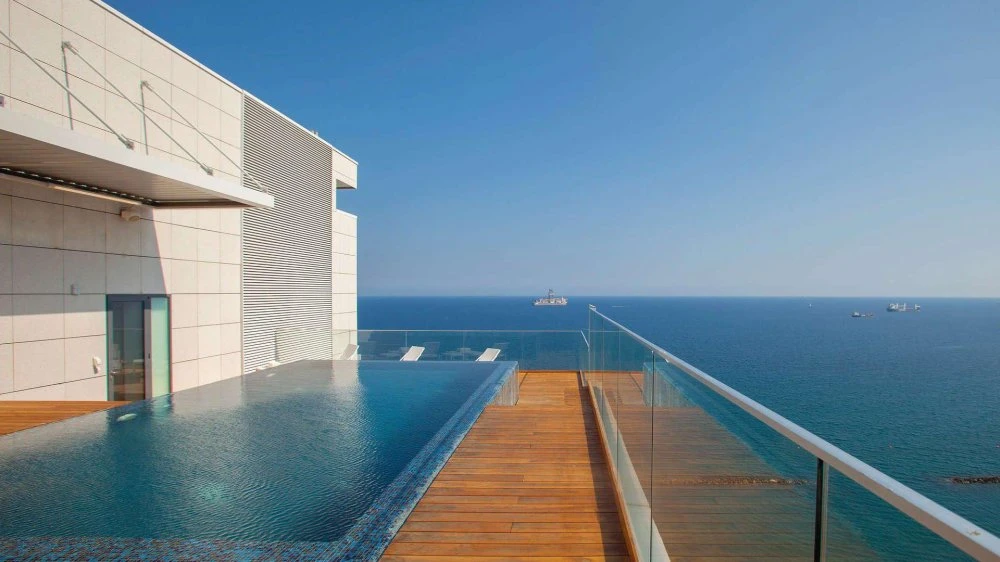 Резиденция с бассейнами и спа-центром на первой линии у моря, Лимассол, Кипр