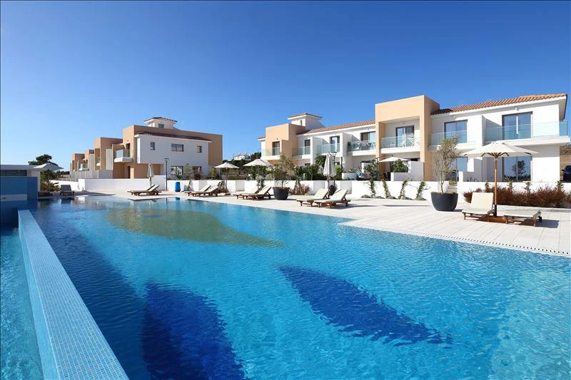 Комплекс современных таунхаусов с садом и бассейном, Пафос, Кипр