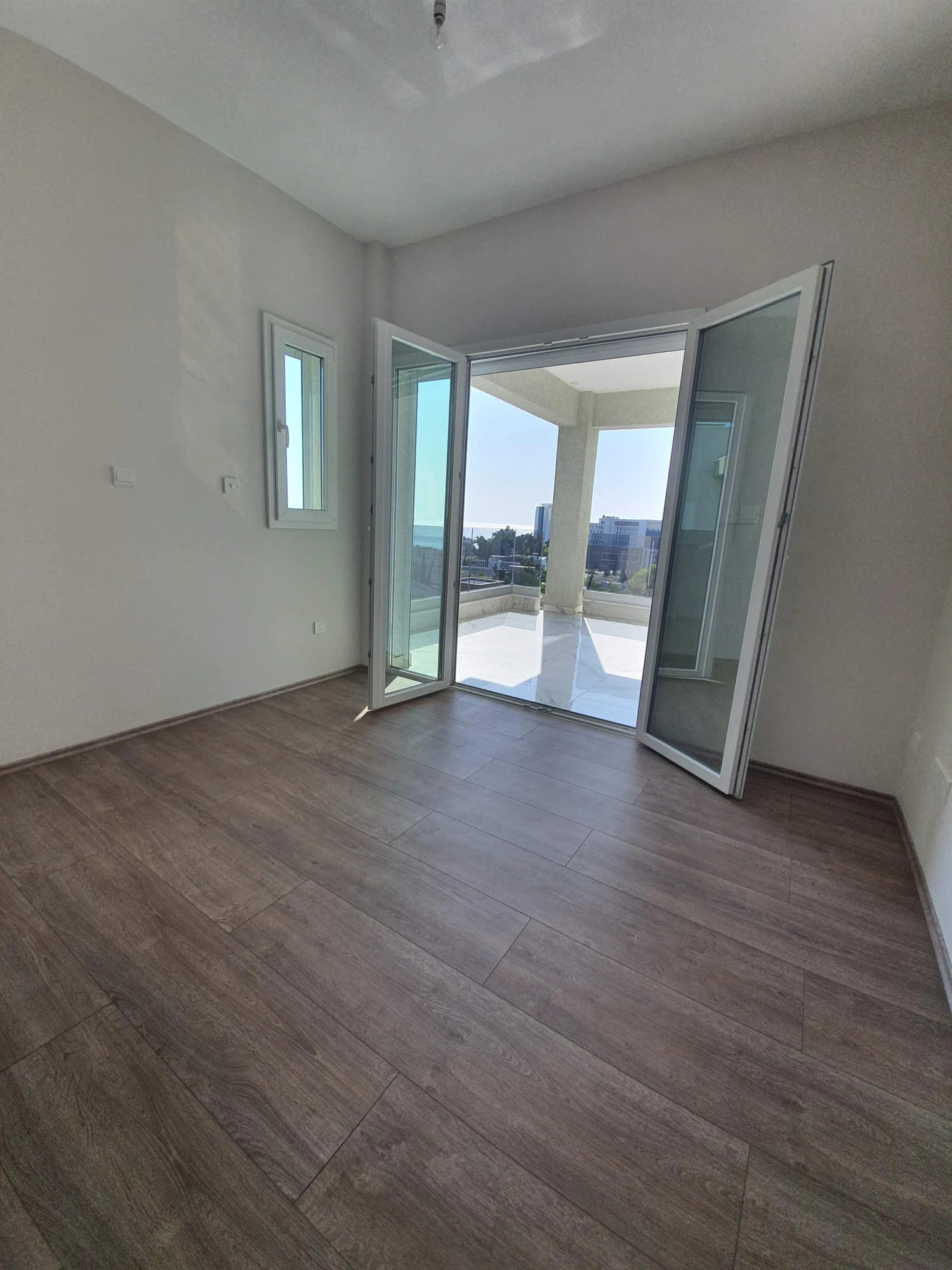 Резиденция с бассейнами и пляжем на первой линии у моря, Лимассол, Кипр