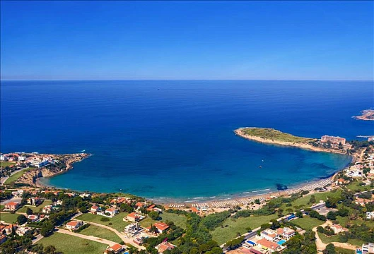 Резиденция с бассейном рядом с морем, Коралловый залив, Кипр
