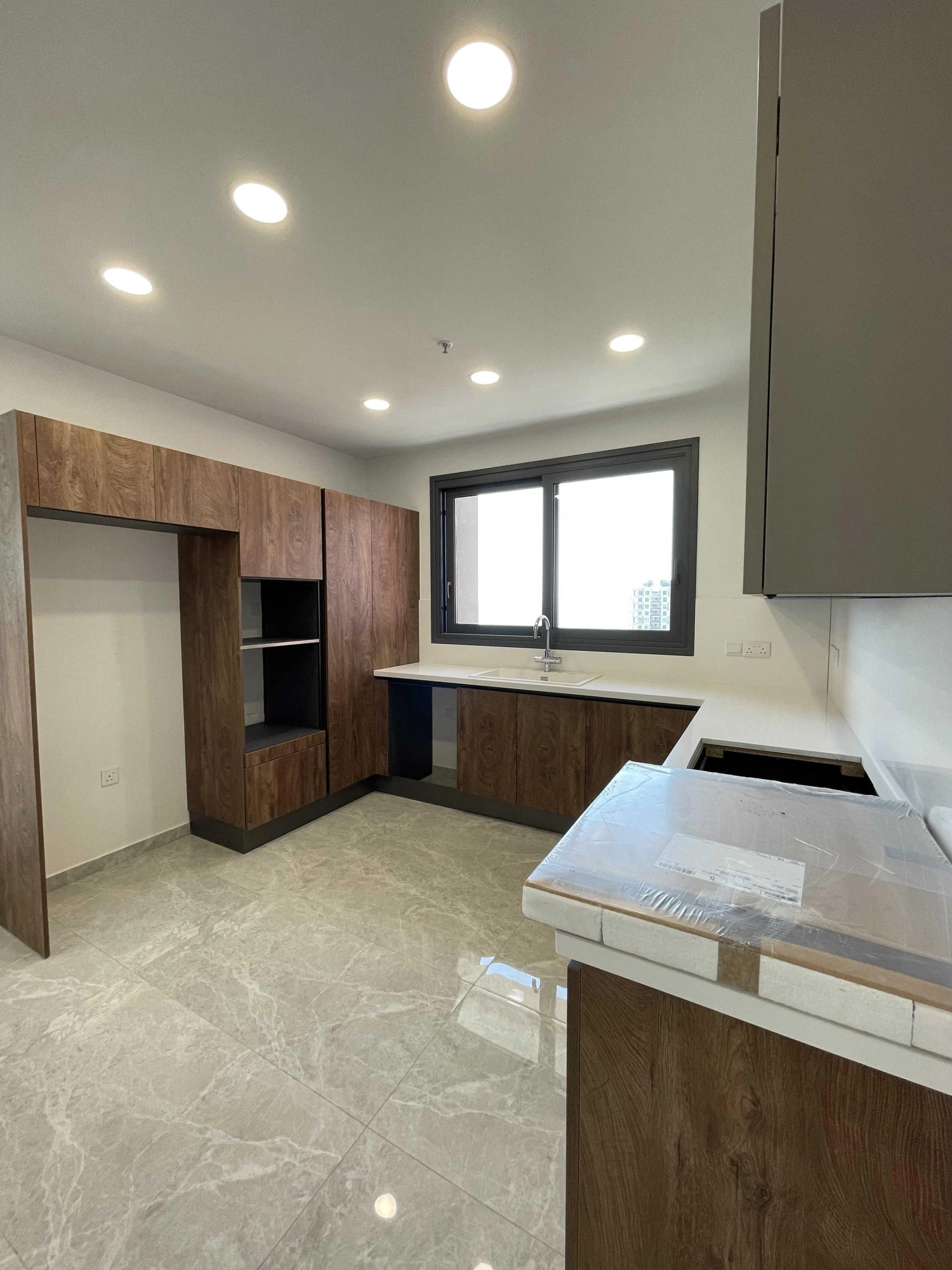 Современные апартаменты в жилом комплексе недалеко от моря в Лимассоле, Кипр